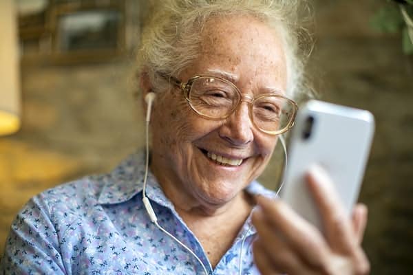 communicate with seniors - arista in-home care - toledo home healthcare
